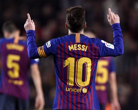 Издигат статуя на Меси в Барселона