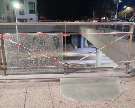 Счупена ограда около Форума с дни стои неоправена, Общината тепърва ще търси с какво да я подменя