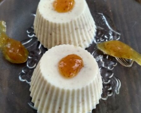 За десерт без много усилия - крем желе с мляко и домашно сладко