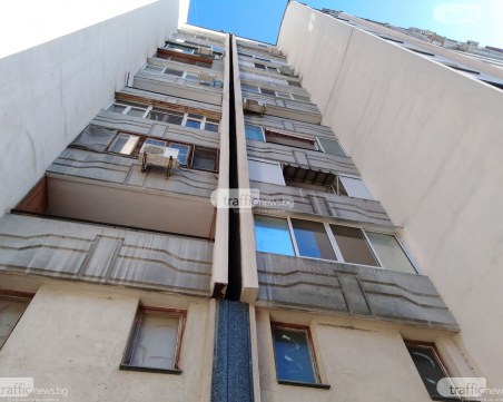 Заради неизплатени заплати: Работници заплашват да скочат от покрива на блок в Перник