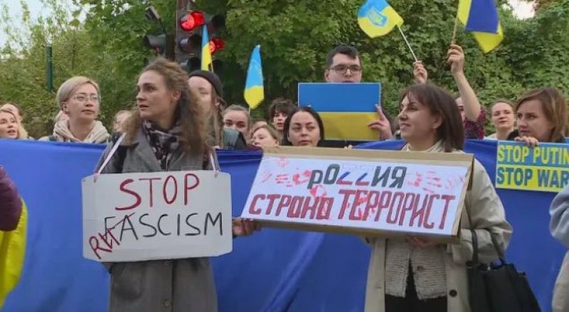 Протест в София: Украински знамена се веят пред руското посолство