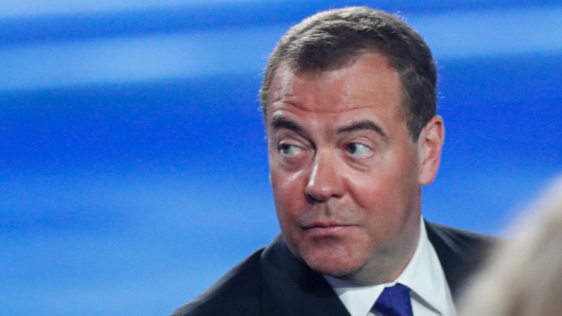 Украйна обяви Медведев за издирване, грози го до 10 години затвор, ако го хванат