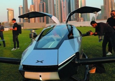 Китайска технологична фирма XPeng Aeroht демонстрира своята двуместна електрическа летяща