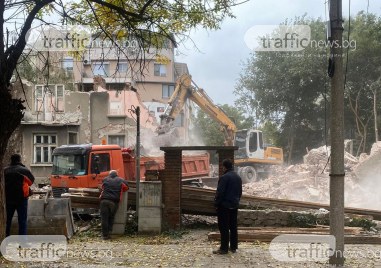 В нарушение на редица законови разпоредби събарят къща в пловдивския