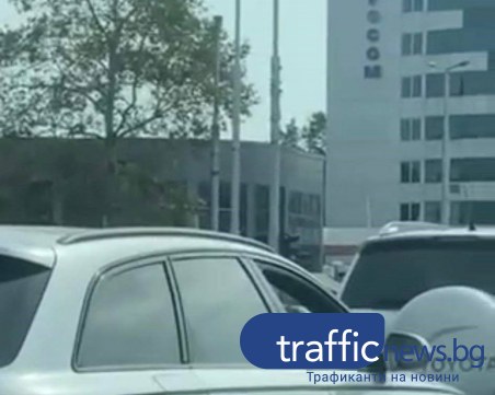 Безотговорност! Дете се вози на предната седалка на пловдивски булевард без колан и столче