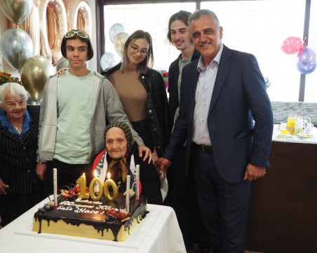 Димитър Иванов поздрави за рождения ден столетница от Граф Игнатиево