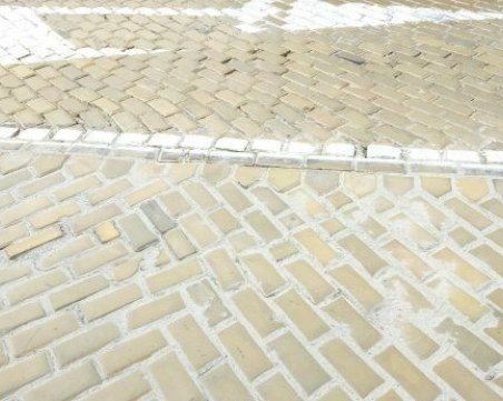 Още един повреден участък на жълтите павета