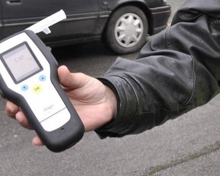 Пореден срам за МВР! Пиян пожарникар криволичи по пътя Пловдив - Асеновград