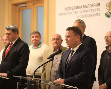 Поставят паник бутони и видеорегистратори в такситата