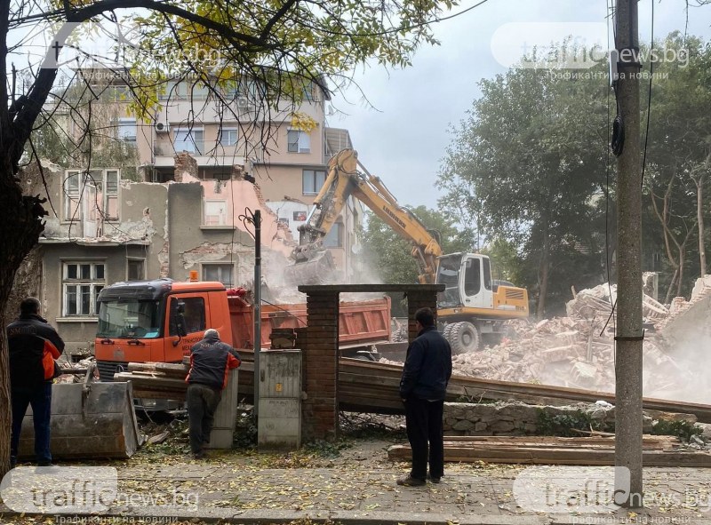 Как (не) се събаря къща в центъра на Пловдив! Сред облаци прах и без елементарни мерки за безопасност