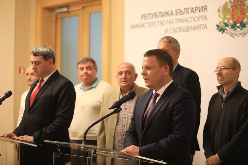 Поставят паник бутони и видеорегистратори в такситата