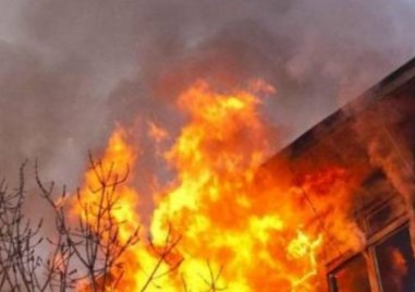Мъж е бил спасен от горящ апартамент в София съобщава
