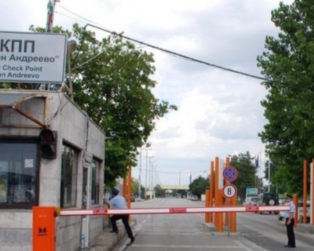 Авария блокира преминаването през 