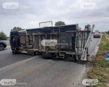 Бус се обърна на АМ 