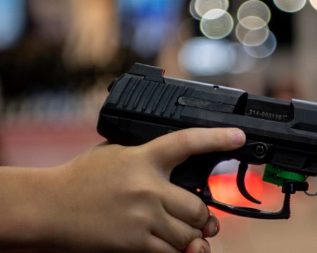 Държавната агенция за закрила на детето се самосериза за случая със седмокласника влязъл с пистолет в училище