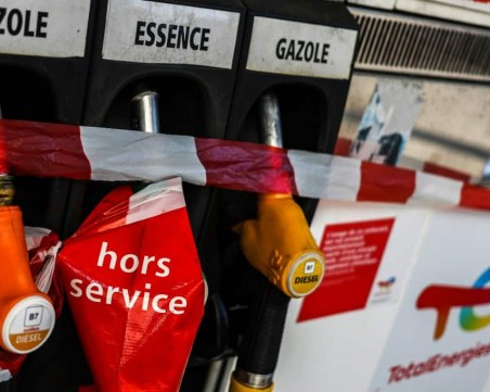 Назначат принудително персонал в петролните рафинерии във Франция