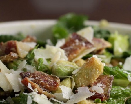 Салата Цезар с бекон - радост за всички сетива!