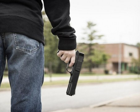 Седмокласник изплаши съучениците си с газов пистолет