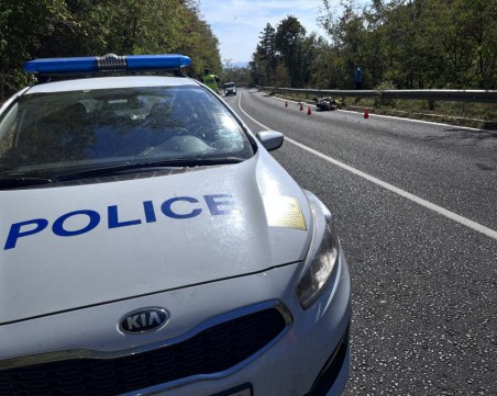 Възрастен шофьор блъсна мотоциклетист без книжка на Рогошко шосе