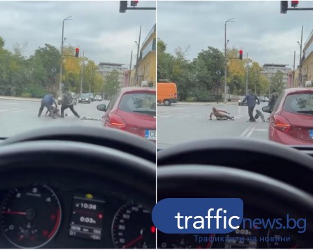 Зрелищен бой на кръстовище в Казанлък! Налагат с юмруци паднал на земята мъж