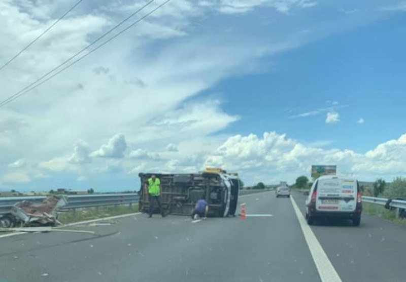 Бус се е обърнал в активната лента на АМ Тракия