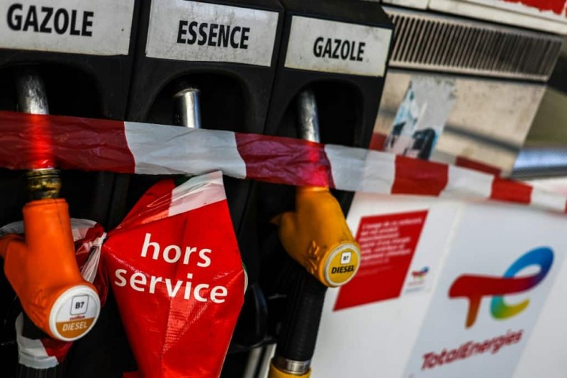 Френското правителство втвърди тона след продължаващите стачки в петролните рафинерии
