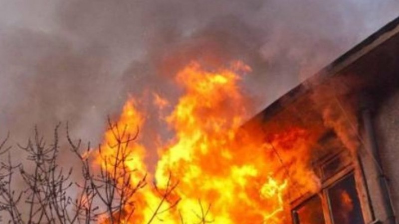 Мъж е бил спасен от горящ апартамент в София, съобщава