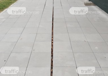Обновеният едва преди няколко месеца тротоар на бул Санкт Петербург