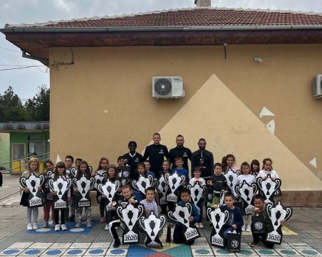Футболисти на Локо зарадваха ученици в Съединение