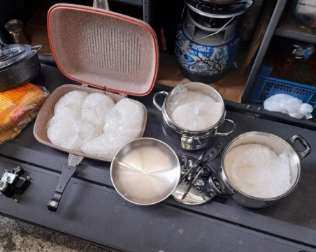 Задържаха близо 5 кг метамфетамин в тигани и тенджери на Капитан Андреево