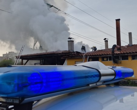 Заподозрян в палеж се барикадира в дома си, замеря полицаите с чинии