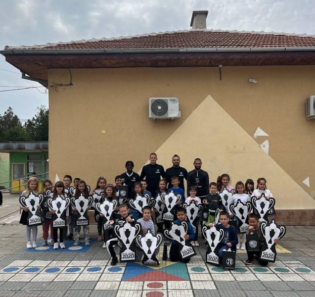 Футболисти на Локо зарадваха ученици в Съединение