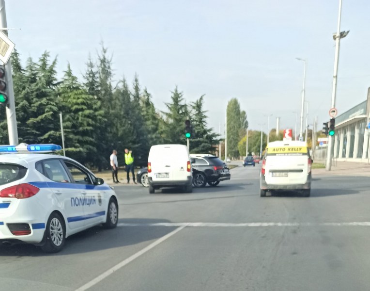 Два автомобила са се блъснали днес преди обяд в Пловдив.