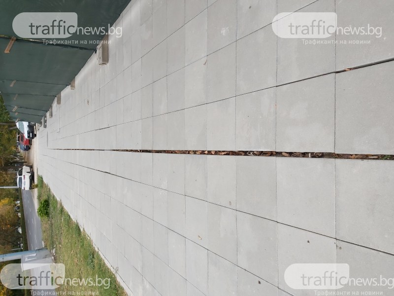 Обновеният едва преди няколко месеца тротоар на бул. Санкт Петербург