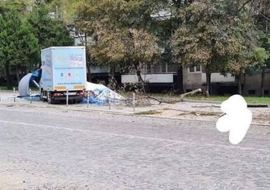 Камион се вряза в спирка на градския транспорт в София  Инцидентът