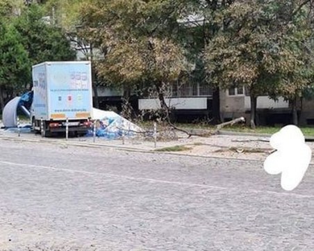 Камион помете спирка в София, 19-годишна загина