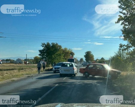 Катастрофа между кола, автовоз и тир блокира пътя между Ботевград и Мездра