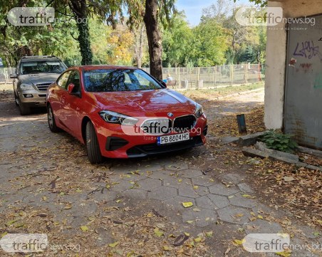 Поредното абсурдно паркиране: Лъскав автомобил блокира входа към парк 