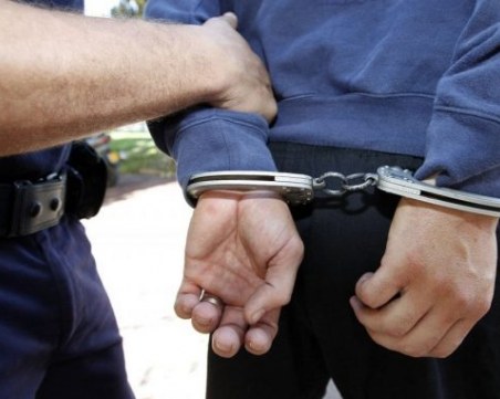 Вандал унищожи десетки цветя в центъра на Панагюрище