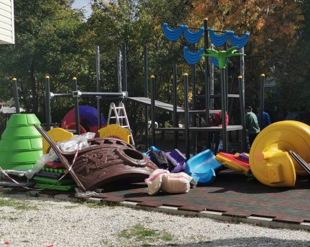 Започна изграждането на детска площадка в район 