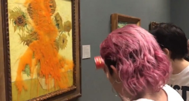 Екоактивисти унищожиха картината на Ван Гог 