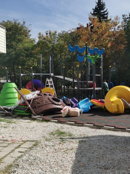 Започна изграждането на детска площадка в район
