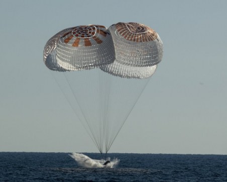 Четирима астронавти се върнаха на Земята с капсула на 