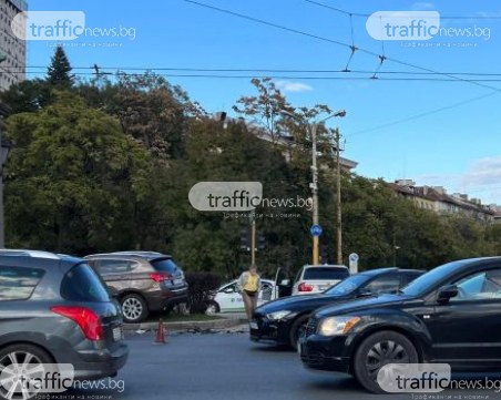 Катастрофа между два джипа в София, единият се заби в монумент на Орлов мост