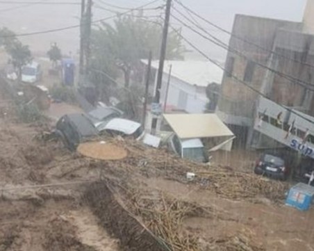 Наводнение на остров Крит, има загинал и изчезнали