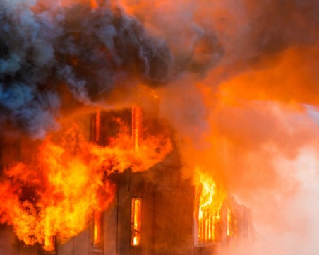 Небостъргач пламна в Истанбул