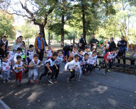 Стотици деца и възрастни се включиха в крос 