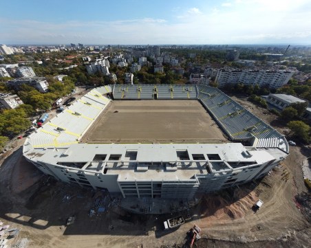 Започна посяването на тревата на Колежа