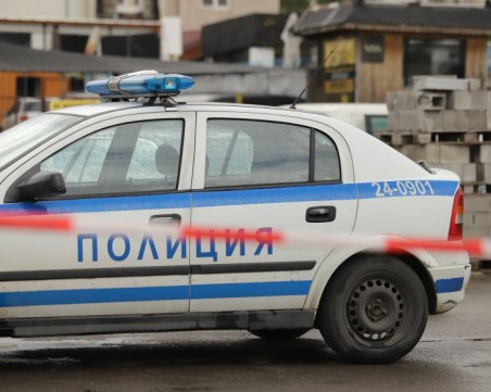 Мъж се барикадира в къща в Стражица, след като се опита да вземе заложник