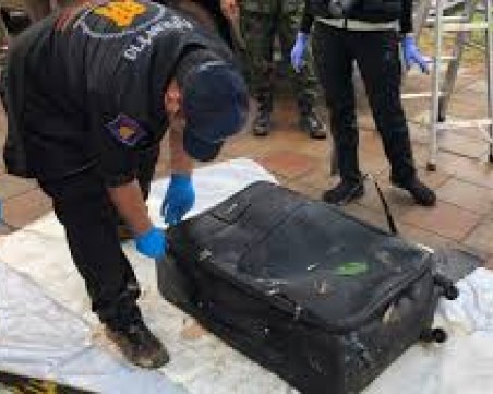 Зловещо! Откриха трупа на 12-годишно момиче в куфар, с цифри по тялото